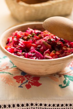 Seramik tabak içinde Rus salata sosu