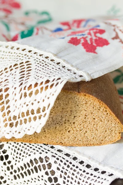 Čerstvý chléb na vinobraní ručník — Stock fotografie