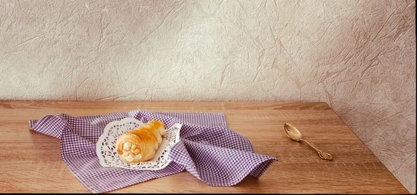 Verse koekjes op tafel — Stockfoto