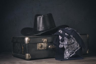 Bir çanta ve şapkası ile natürmort