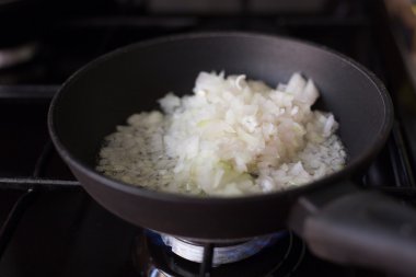 Kızarmış tavada kızarmış soğan.