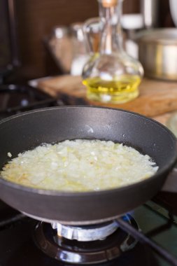 Kızarmış tavada kızarmış soğan.