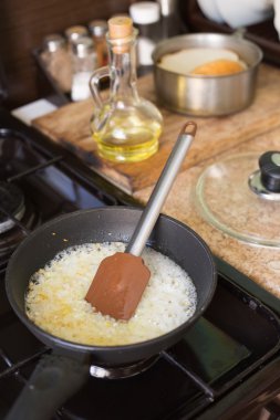 Kızarmış tavada kızarmış soğan.