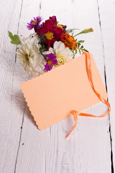 Осінні квіти і листівка для вашого тексту — стокове фото