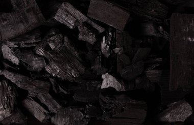 Doğal siyah kömürün yakın plan çekimi. Geleneksel olarak, ateş.