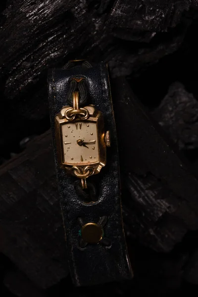 Viejos Relojes Mujer Sobre Carbones Negros — Foto de Stock