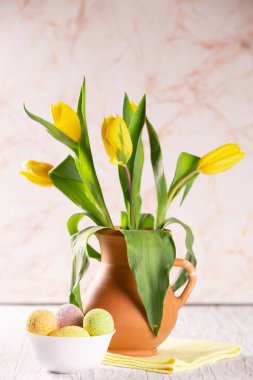 Taze bahar çiçekli güzel bir Paskalya arkaplanı