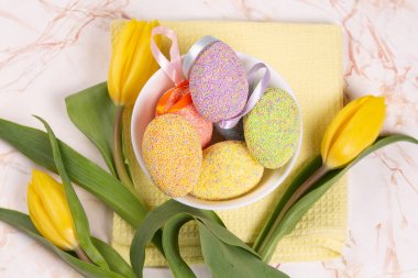 Taze bahar çiçekli güzel bir Paskalya arkaplanı