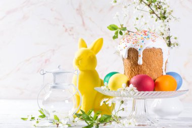 Çiçekli güzel paskalya konsepti