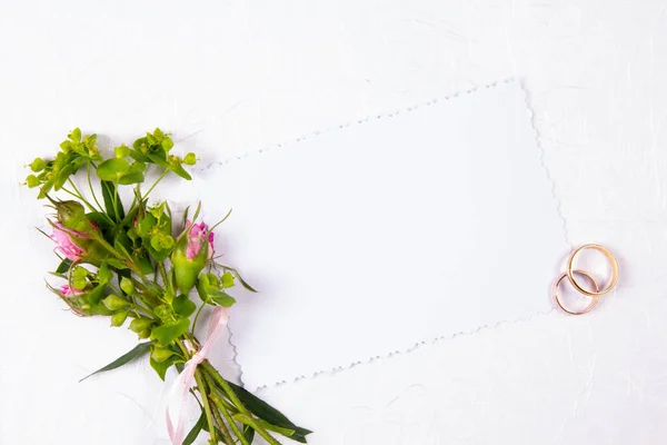 Mesaj Atılacak Bir Yer Bir Buket Taze Çiçekle Düğün Arkaplanı — Stok fotoğraf