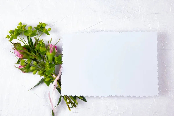 Witte Achtergrond Met Een Boeket Verse Bloemen Plaats Voor Tekst — Stockfoto