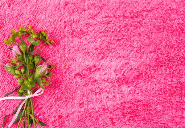 Różowe Tło Bukietem Świeżych Kwiatów Miejsce Tekst — Zdjęcie stockowe