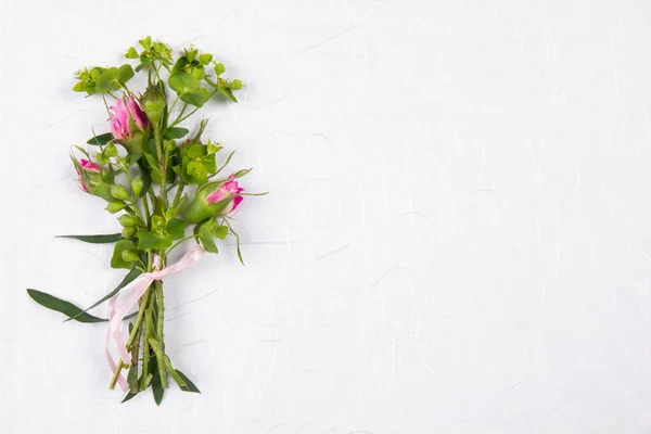 Fond Blanc Avec Bouquet Fleurs Fraîches Place Pour Texte — Photo
