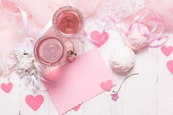 Vit Trä Bakgrund Med Rosa Och Vita Objekt — Stockfoto