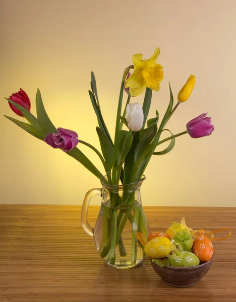 Ostereier Und Frische Frühlingsblumen — Stockfoto