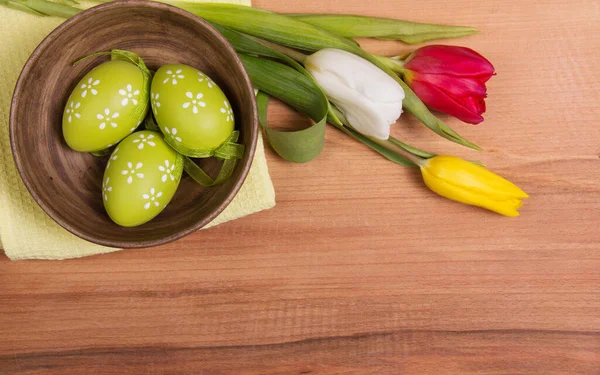 Velikonoční Vajíčka Čerstvé Jarní Květiny — Stock fotografie