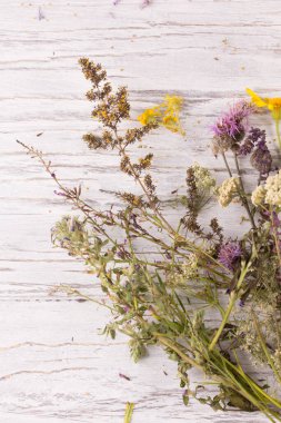 Arkaplan esprisi. Beyaz tahta üzerinde kır çiçekleri.