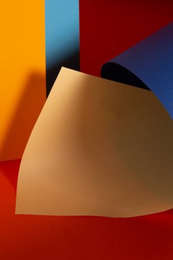 Turuncu, mavi ve sarı kullanarak asimetrik, soyut geometrik arkaplan