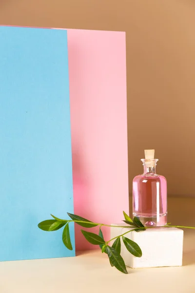 ボトルの色の幾何学的背景に香水 — ストック写真