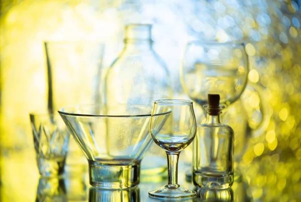 Glassware Pięknym Abstrakcyjnym Tle Odcieniach Żółtego Niebieskiego — Zdjęcie stockowe