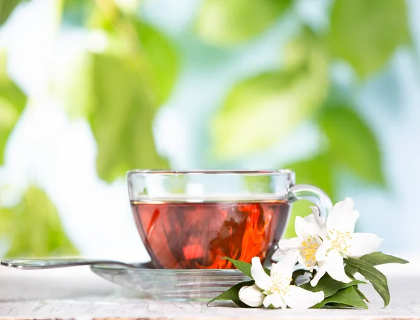 晴れた日のお茶と花のカップ — ストック写真