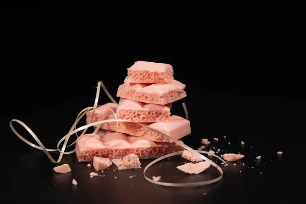 Kusy Provzdušněné Růžové Čokolády Černém Pozadí — Stock fotografie
