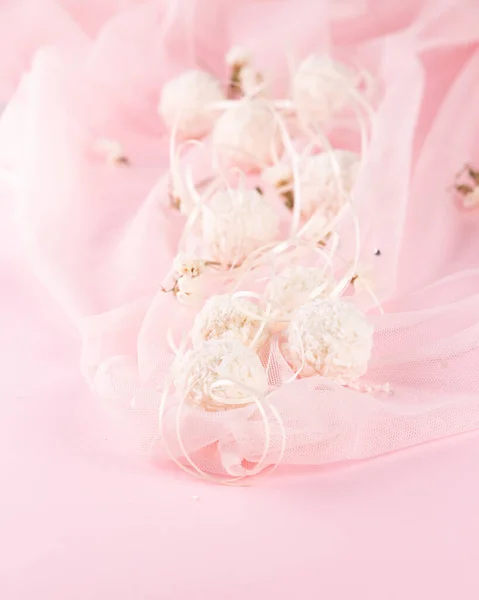Pyszne Delikatne Cukierki Różowym Tle — Zdjęcie stockowe