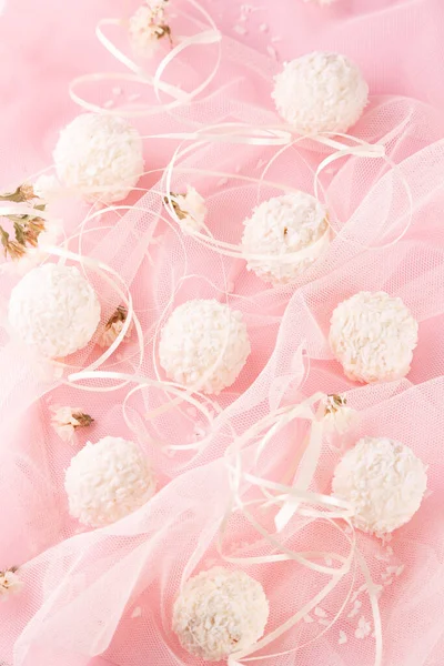 Heerlijke Delicate Snoepjes Een Roze Achtergrond — Stockfoto
