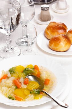 Tabakta taze sıcak çorba ve çörekler.