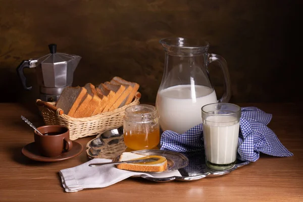 Stilleven Met Melk Honingbrood Een Koffiepot Een Houten Tafel — Stockfoto