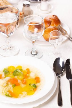 Tabakta taze sıcak çorba ve çörekler.