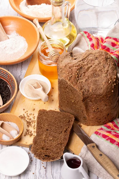 Świeży Chleb Żytni Stole Kuchennym — Zdjęcie stockowe