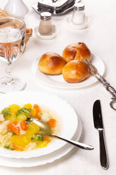 Tabakta taze sıcak çorba ve çörekler.