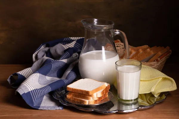 Stillleben Mit Milch Und Brot Auf Einem Holztisch — Stockfoto