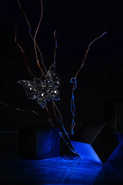 Абстрактна Композиція Брошкою Вигляді Метелика Чорно Синіх Тонах — стокове фото
