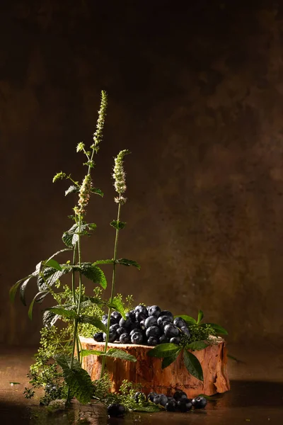 Reife Blaubeeren Und Frische Minze Auf Braunem Hintergrund — Stockfoto