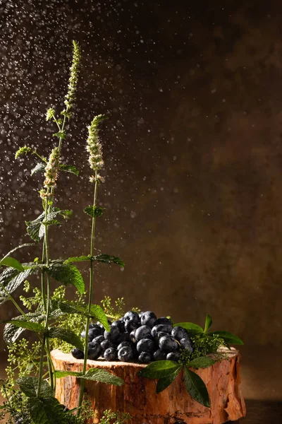 Reife Blaubeeren Und Frische Minze Auf Braunem Hintergrund — Stockfoto