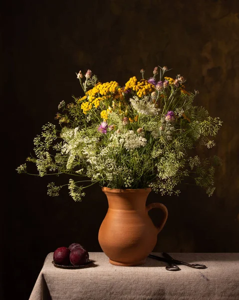 Bodegón Con Ramo Flores Silvestres Una Jarra Cerámica —  Fotos de Stock