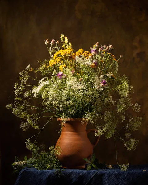 Stilleven Met Een Boeket Van Wilde Bloemen Een Keramische Kan — Stockfoto