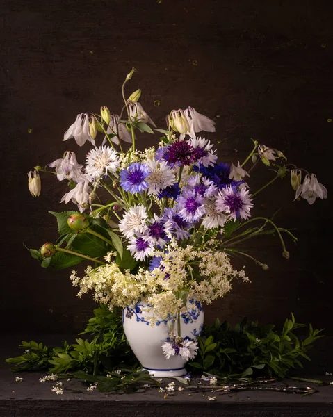 Bouquet Fleurs Printanières Dans Vase Porcelaine Sur Fond Sombre — Photo