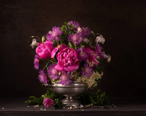 Bukiet Wiosennych Kwiatów Wazonie Cyny Ciemno — Zdjęcie stockowe
