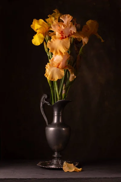 Boeket Mooie Gele Irissen Een Oude Tinnen Kruik — Stockfoto