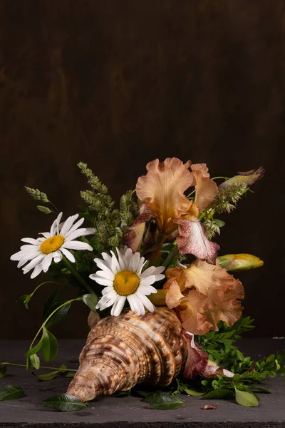 Blumengesteck Mit Gelben Schwertlilien Und Weißen Gänseblümchen Einer Schale — Stockfoto