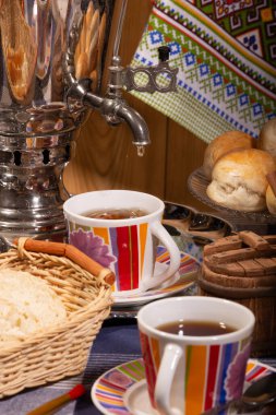 Semaver, çörek ve bal ile köy usulü Çay Partisi