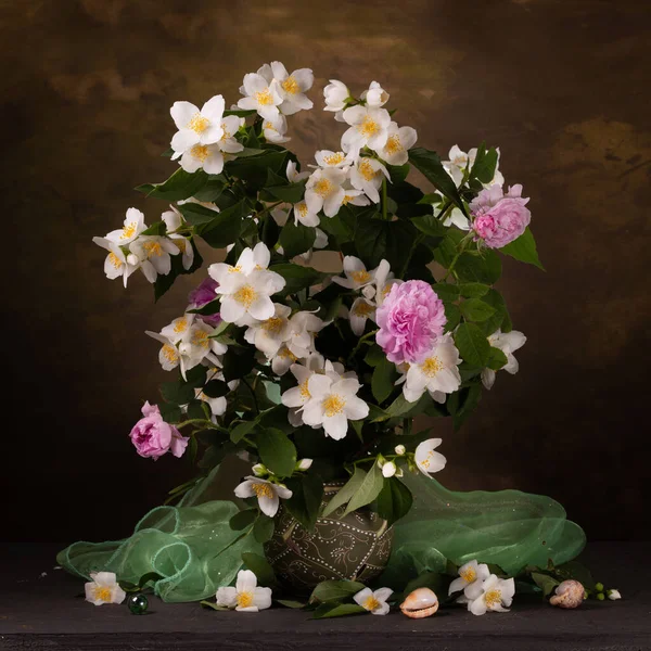 Karanlık Bir Arka Planda Bir Buket Kır Çiçeğiyle Sakin Bir — Stok fotoğraf