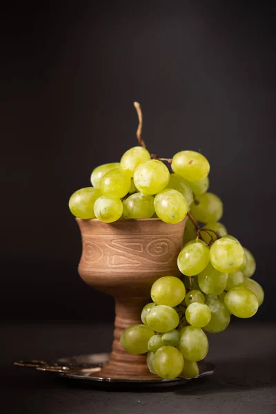 Bando Uvas Verdes Num Copo Cerâmica — Fotografia de Stock