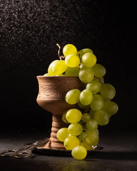 Gröna Druvor Ett Keramiskt Glas — Stockfoto