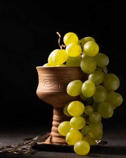 Bando Uvas Verdes Num Copo Cerâmica — Fotografia de Stock