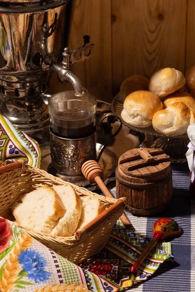 茶话会 乡村式的茶会 面包和蜂蜜 — 图库照片