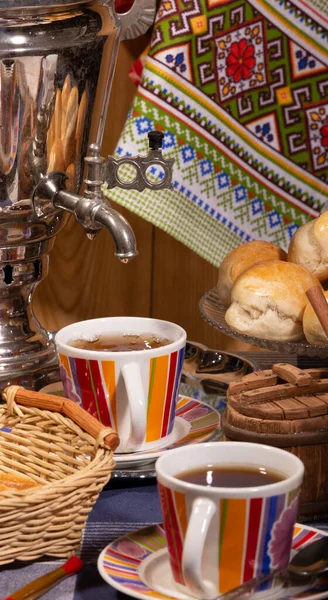 茶话会 乡村式的茶会 面包和蜂蜜 — 图库照片